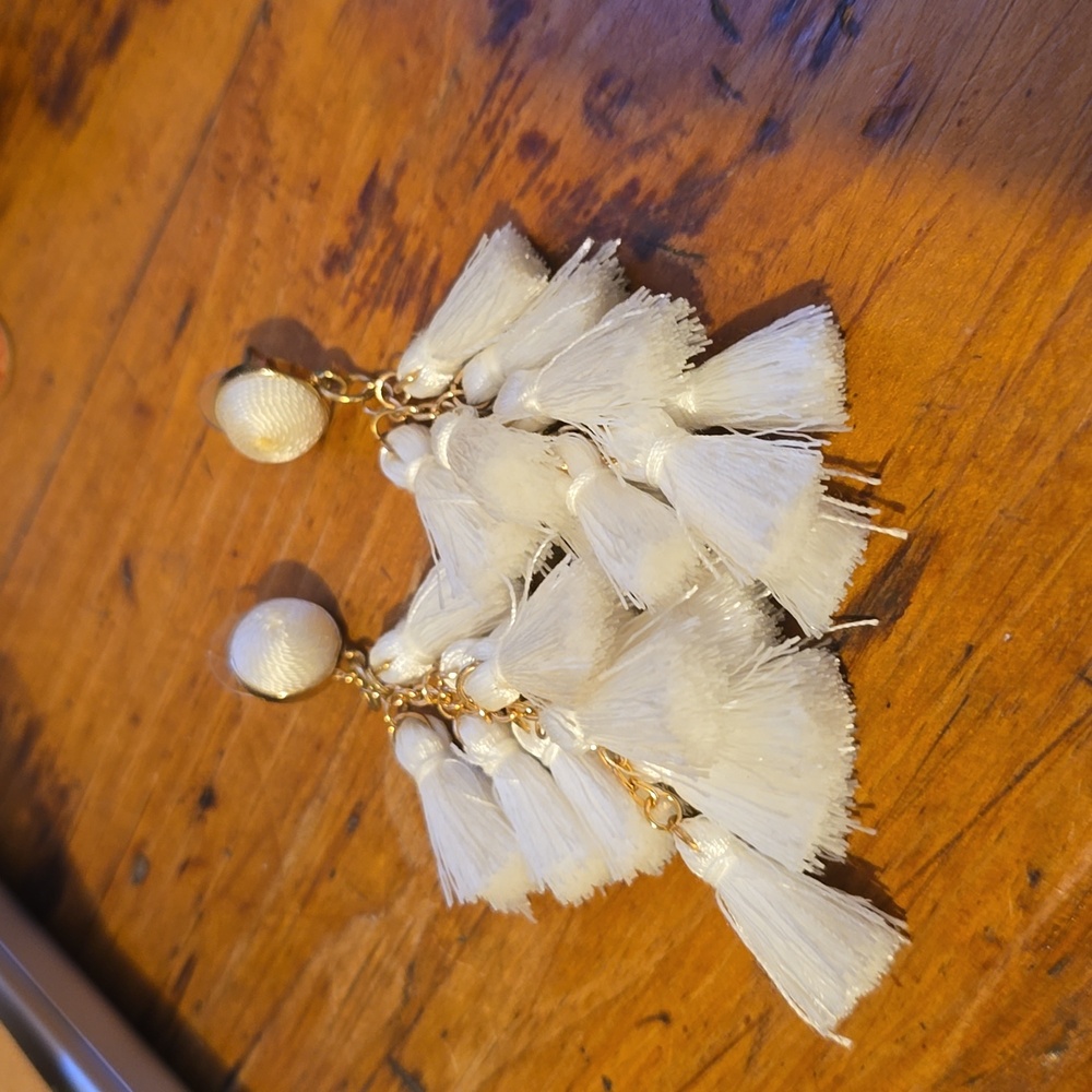NWOT white tassel Sugarfix Baublebar earrings
